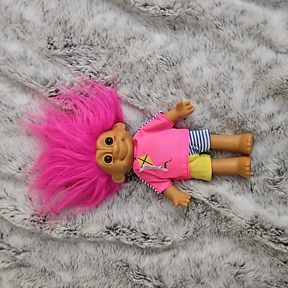 Pink kite troll